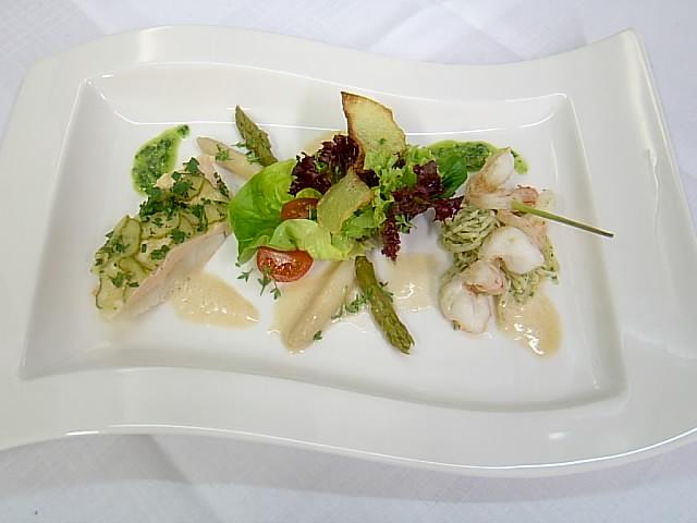 Fischvariation mit Garnele am Zitronengrasspiess und Kraeuternudeln.JPG